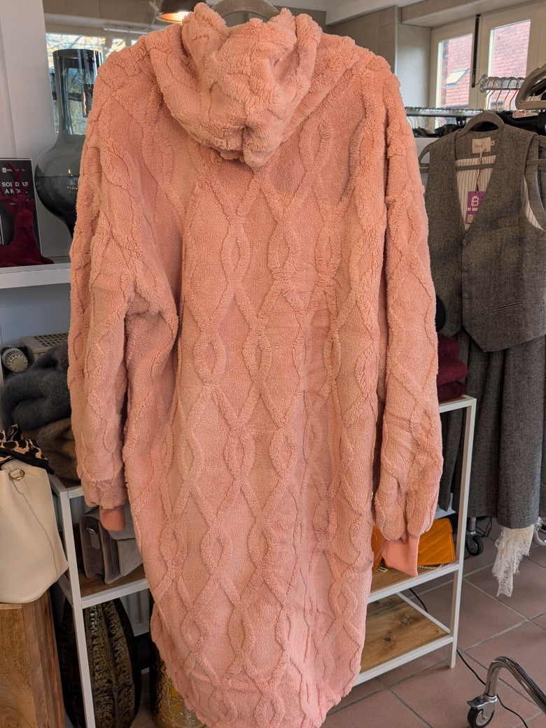 Der großzügige Blanket Hoodie bietet Wärmeschutz mit hochwertiger Fütterung und praktischen Taschen in zartem Rosa - kuschel Dich in pure Gemütlichkeit ein! 