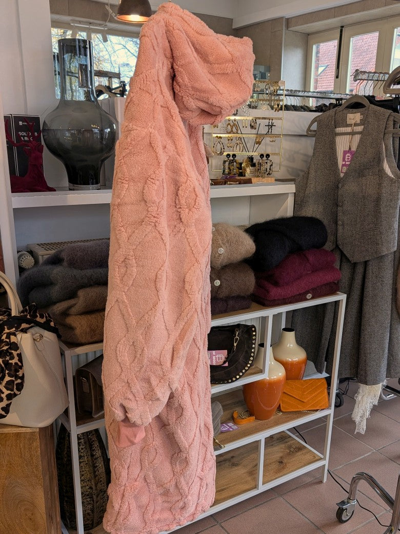 Der großzügige Blanket Hoodie bietet Wärmeschutz mit hochwertiger Fütterung und praktischen Taschen in zartem Rosa - kuschel Dich in pure Gemütlichkeit ein! 