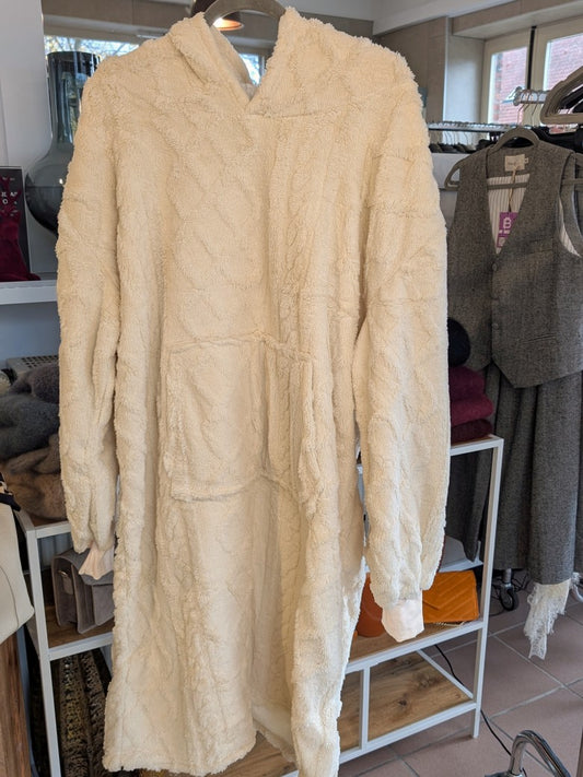 Der großzügige Blanket Hoodie bietet Wärmeschutz mit hochwertiger Fütterung und praktischen Taschen in zartem Creme - kuschel Dich in pure Gemütlichkeit ein! 