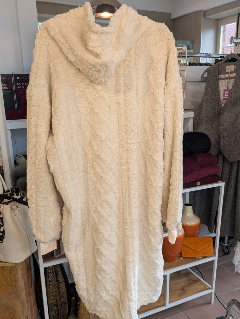 Der großzügige Blanket Hoodie bietet Wärmeschutz mit hochwertiger Fütterung und praktischen Taschen in zartem Creme - kuschel Dich in pure Gemütlichkeit ein! 