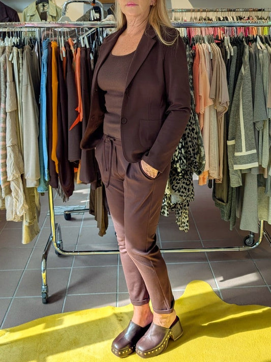 Die elegante Kombi Blazer mit Wide Leg Pants in Braun Moro kombiniert hochwertige Viskose und Nylon für ein angenehmes Tragegefühl und langlebige Qualität!