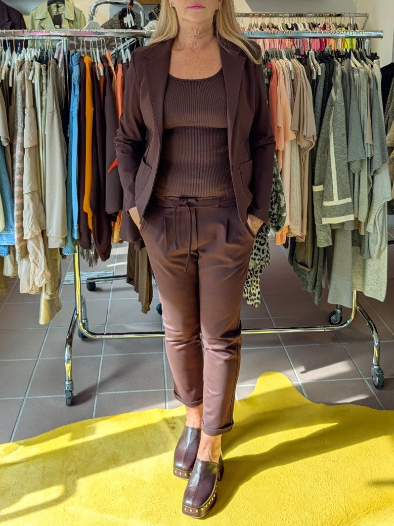 Die elegante Kombi Blazer mit Wide Leg Pants in Braun Moro kombiniert hochwertige Viskose und Nylon für ein angenehmes Tragegefühl und langlebige Qualität!