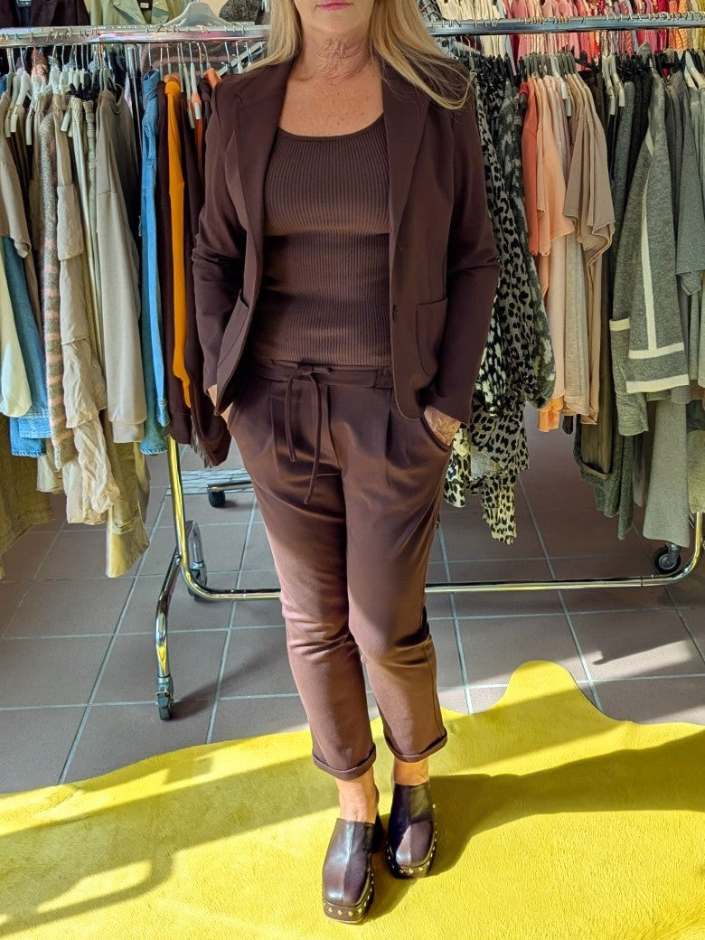 Die elegante Kombi Blazer mit Wide Leg Pants in Braun Moro kombiniert hochwertige Viskose und Nylon für ein angenehmes Tragegefühl und langlebige Qualität!