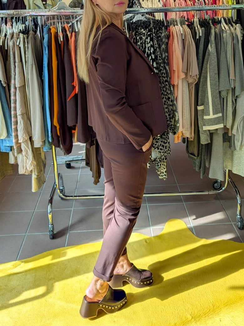 Die elegante Kombi Blazer mit Wide Leg Pants in Braun Moro kombiniert hochwertige Viskose und Nylon für ein angenehmes Tragegefühl und langlebige Qualität!