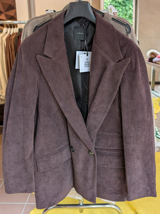 Der Blazer von LUMINA besticht durch seinen hochwertigen Cordstoff in warmem Braunton, der jedem Outfit eine elegante und zugleich gemütliche Note verleiht!