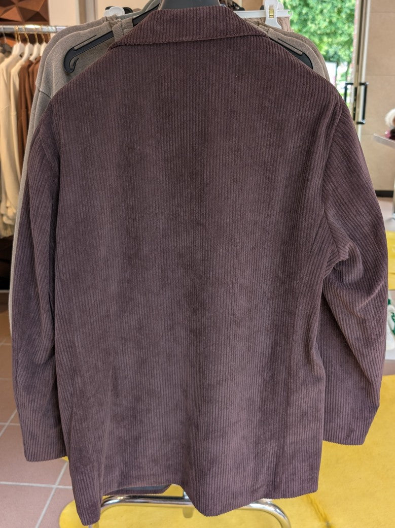 Der Blazer von LUMINA besticht durch seinen hochwertigen Cordstoff in warmem Braunton, der jedem Outfit eine elegante und zugleich gemütliche Note verleiht!