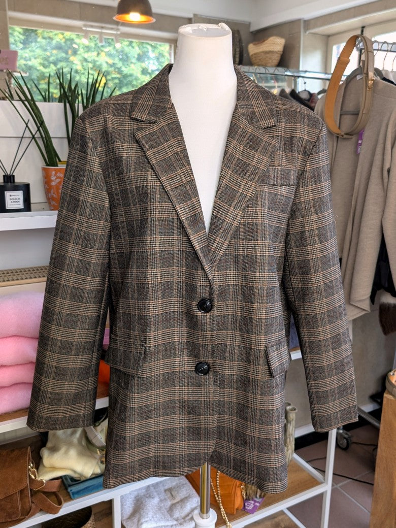 Der Blazer von LUMINA besticht durch seinen hochwertigen Cordstoff in warmem Braunton, der jedem Outfit eine elegante und zugleich gemütliche Note verleiht!