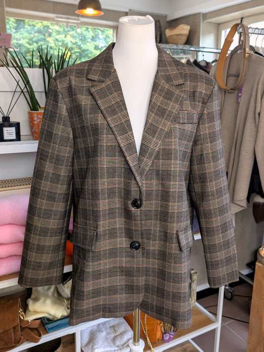 Der Blazer von LUMINA besticht durch seinen hochwertigen Cordstoff in warmem Braunton, der jedem Outfit eine elegante und zugleich gemütliche Note verleiht!