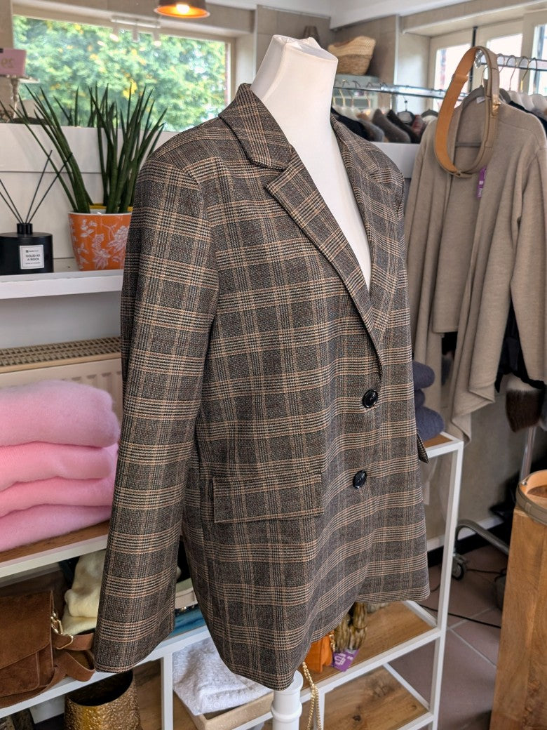 Der Blazer von LUMINA besticht durch seinen hochwertigen Cordstoff in warmem Braunton, der jedem Outfit eine elegante und zugleich gemütliche Note verleiht!