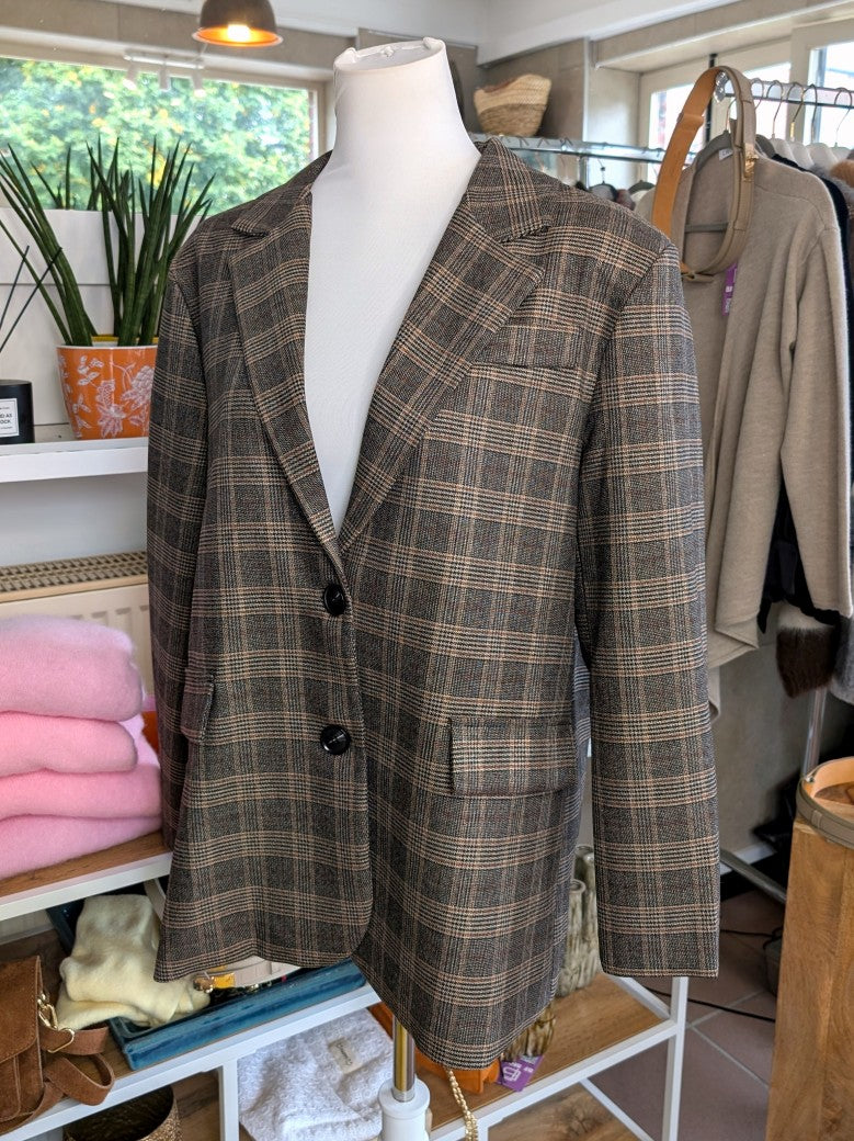 Der Blazer von LUMINA besticht durch seinen hochwertigen Cordstoff in warmem Braunton, der jedem Outfit eine elegante und zugleich gemütliche Note verleiht!