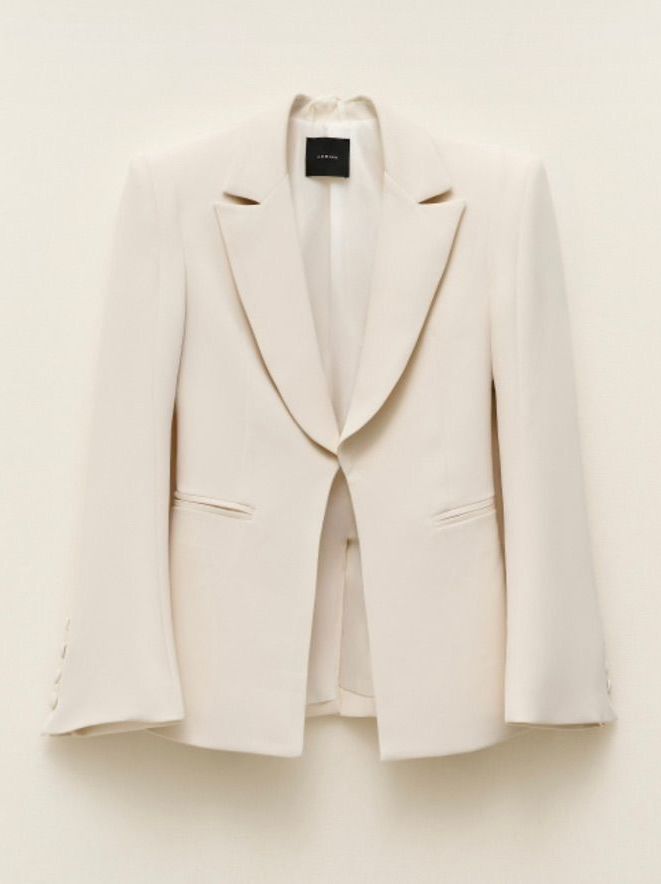 Eleganter Blazer mit markanten Schulterpolstern von Lumina in elegantem Créme. Perfekt für professionelle Anlässe oder stilvolle Alltagskombinationen.