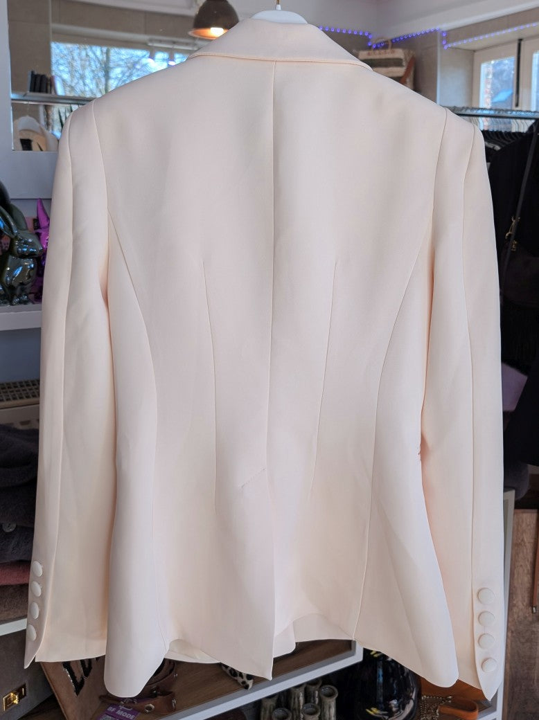 Eleganter Blazer mit markanten Schulterpolstern von Lumina in elegantem Créme. Perfekt für professionelle Anlässe oder stilvolle Alltagskombinationen.