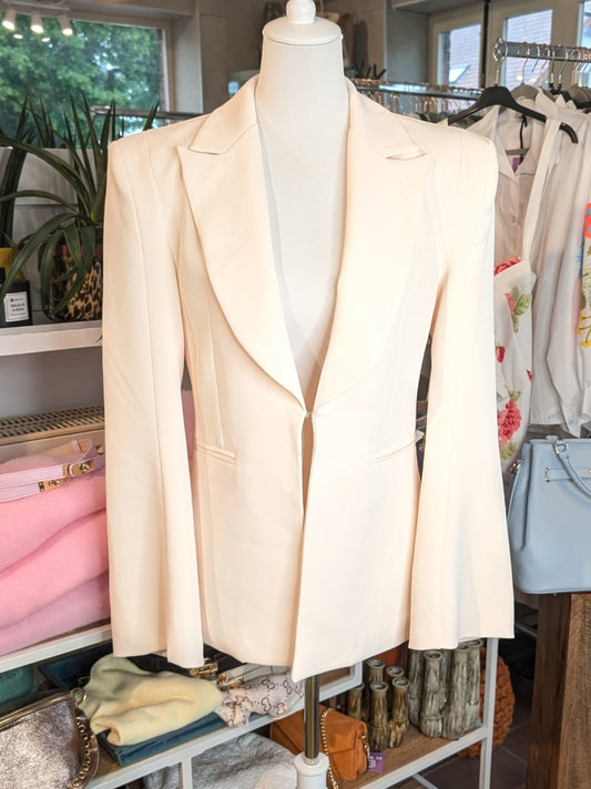 Eleganter Blazer mit markanten Schulterpolstern von Lumina in elegantem Créme. Perfekt für professionelle Anlässe oder stilvolle Alltagskombinationen.