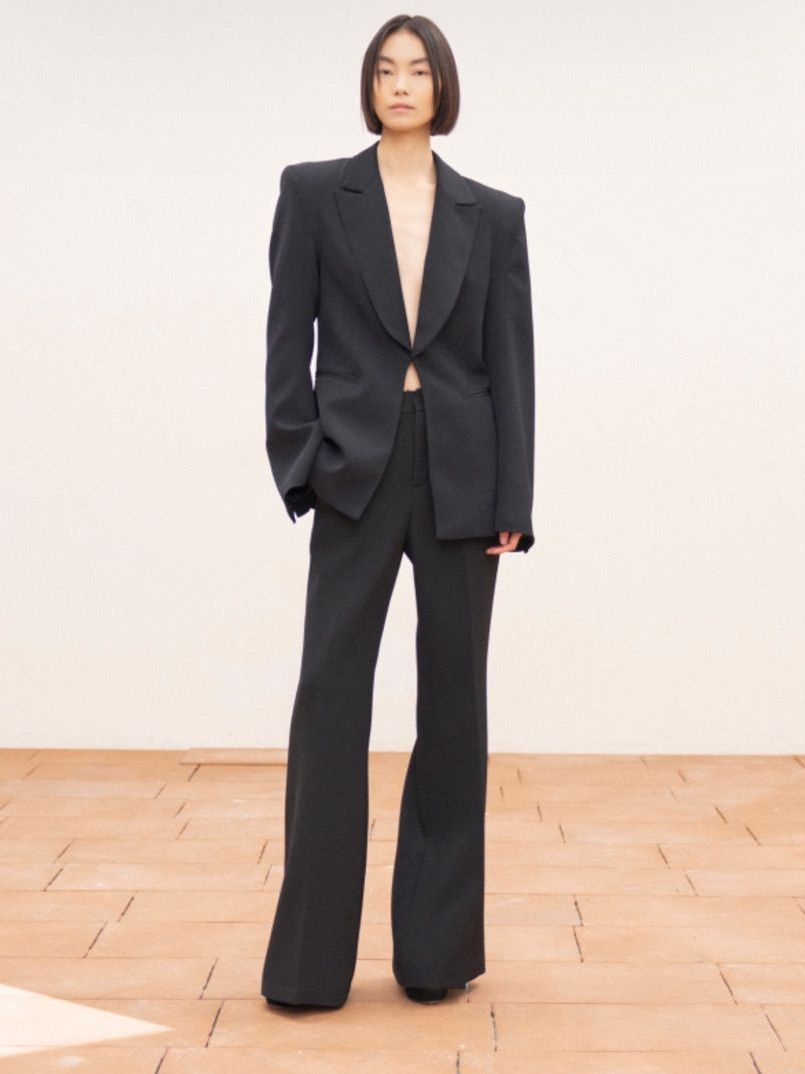 Hochwertige schwarze Wide Leg Anzughose in Größe L von Lumina – perfekte für professionelle Eleganz. Ideal für Büro, wichtige Termine und formelle Anlässe!