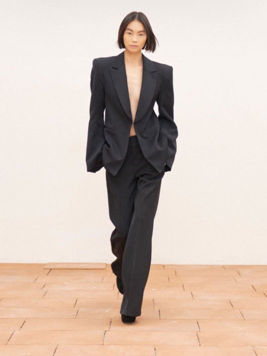 Eleganter Blazer mit markanten Schulterpolstern von Lumina in klassischem Schwarz. Perfekt für professionelle Anlässe oder stilvolle Alltagskombinationen.