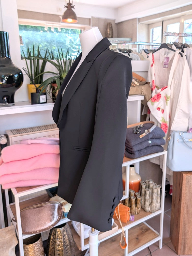 Eleganter Blazer mit markanten Schulterpolstern von Lumina in klassischem Schwarz. Perfekt für professionelle Anlässe oder stilvolle Alltagskombinationen.