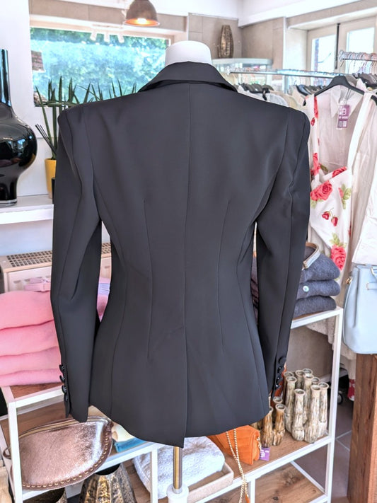 Eleganter Blazer mit markanten Schulterpolstern von Lumina in klassischem Schwarz. Perfekt für professionelle Anlässe oder stilvolle Alltagskombinationen.