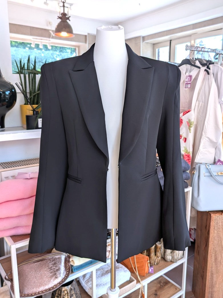 Eleganter Blazer mit markanten Schulterpolstern von Lumina in klassischem Schwarz. Perfekt für professionelle Anlässe oder stilvolle Alltagskombinationen.