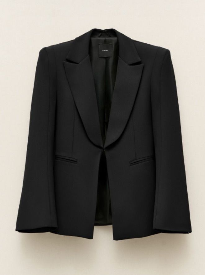 Eleganter Blazer mit markanten Schulterpolstern von Lumina in klassischem Schwarz. Perfekt für professionelle Anlässe oder stilvolle Alltagskombinationen.