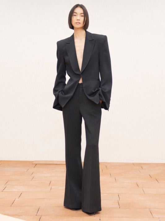 Eleganter Blazer mit markanten Schulterpolstern von Lumina in klassischem Schwarz. Perfekt für professionelle Anlässe oder stilvolle Alltagskombinationen.