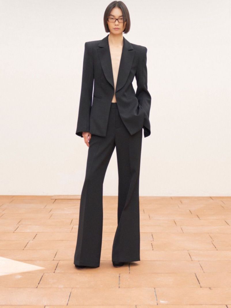 Eleganter Blazer mit markanten Schulterpolstern von Lumina in klassischem Schwarz. Perfekt für professionelle Anlässe oder stilvolle Alltagskombinationen.