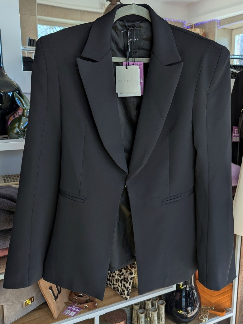 Eleganter Blazer mit markanten Schulterpolstern von Lumina in klassischem Schwarz. Perfekt für professionelle Anlässe oder stilvolle Alltagskombinationen.