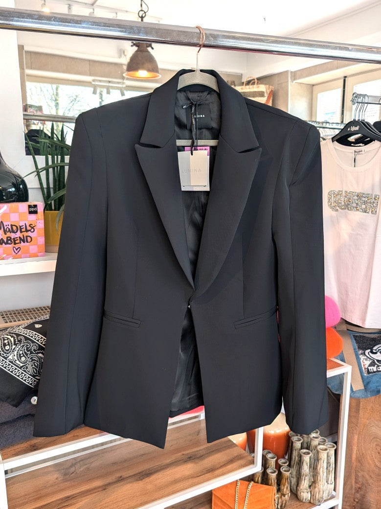 Eleganter Blazer mit markanten Schulterpolstern von Lumina in klassischem Schwarz. Perfekt für professionelle Anlässe oder stilvolle Alltagskombinationen.