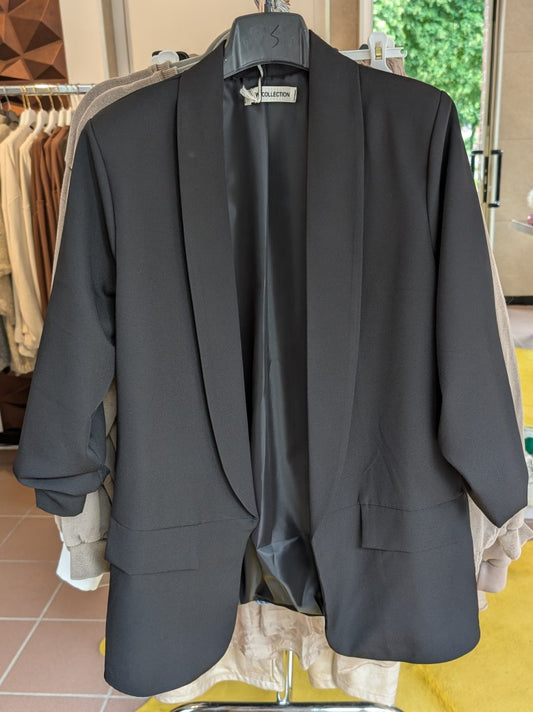 Der schwarze knopflose Blazer überzeugt durch sein offenes Design und verleiht jedem Outfit eine elegante und moderne Note - ideal für stilbewusste Frauen!