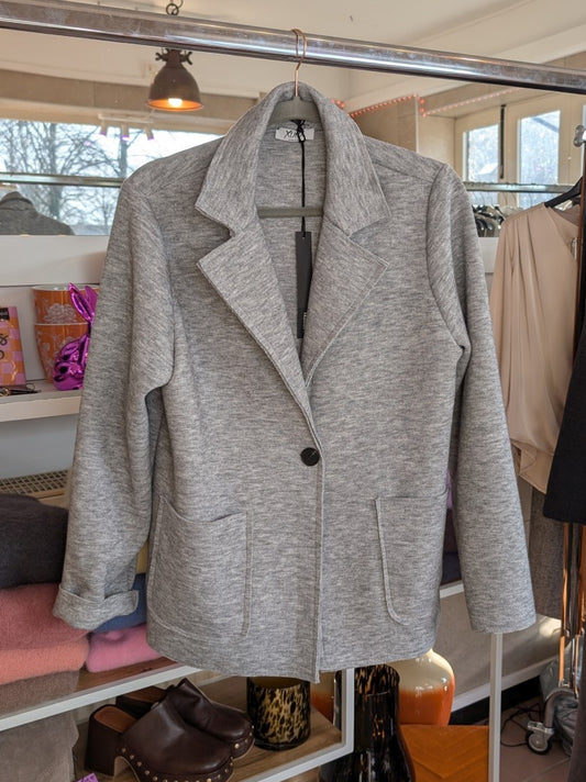 Der vielseitige graue Blazer vereint sportliche Eleganz mit zeitlosem Design und passt mühelos zu verschiedenen Outfits und Anlässen – von Business bis Freizeit!