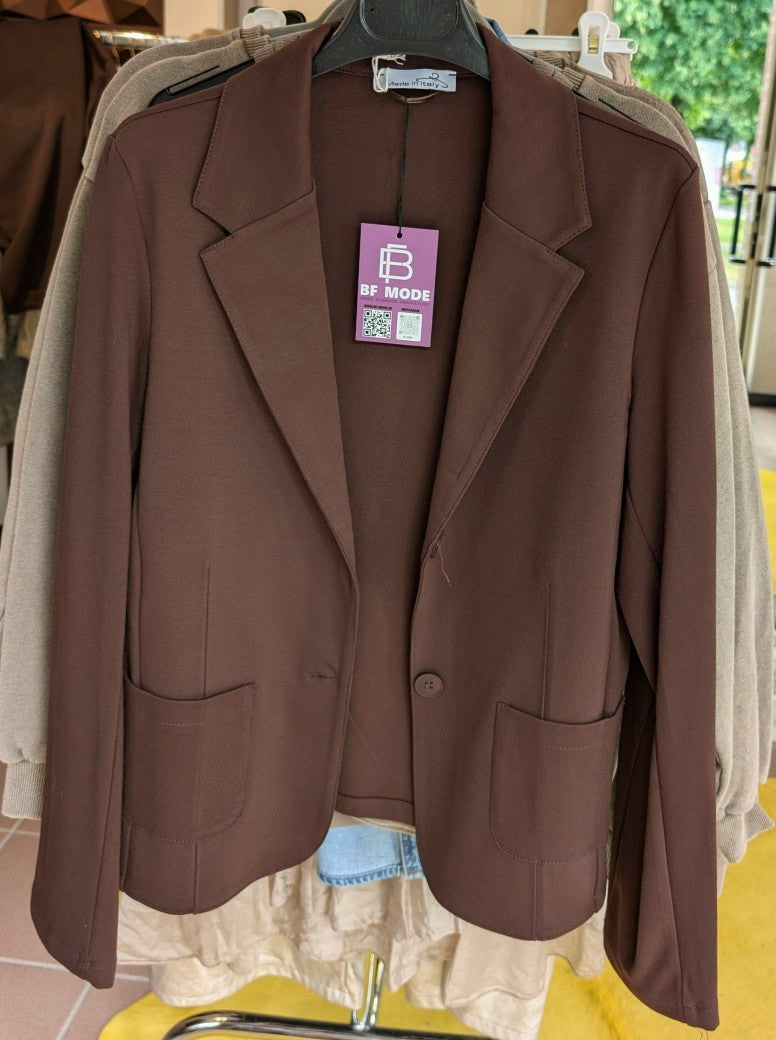 Der elegante Blazer in Braun Moro kombiniert hochwertige Viskose und Nylon für ein angenehmes Tragegefühl und langlebige Qualität - mit passender Hose!