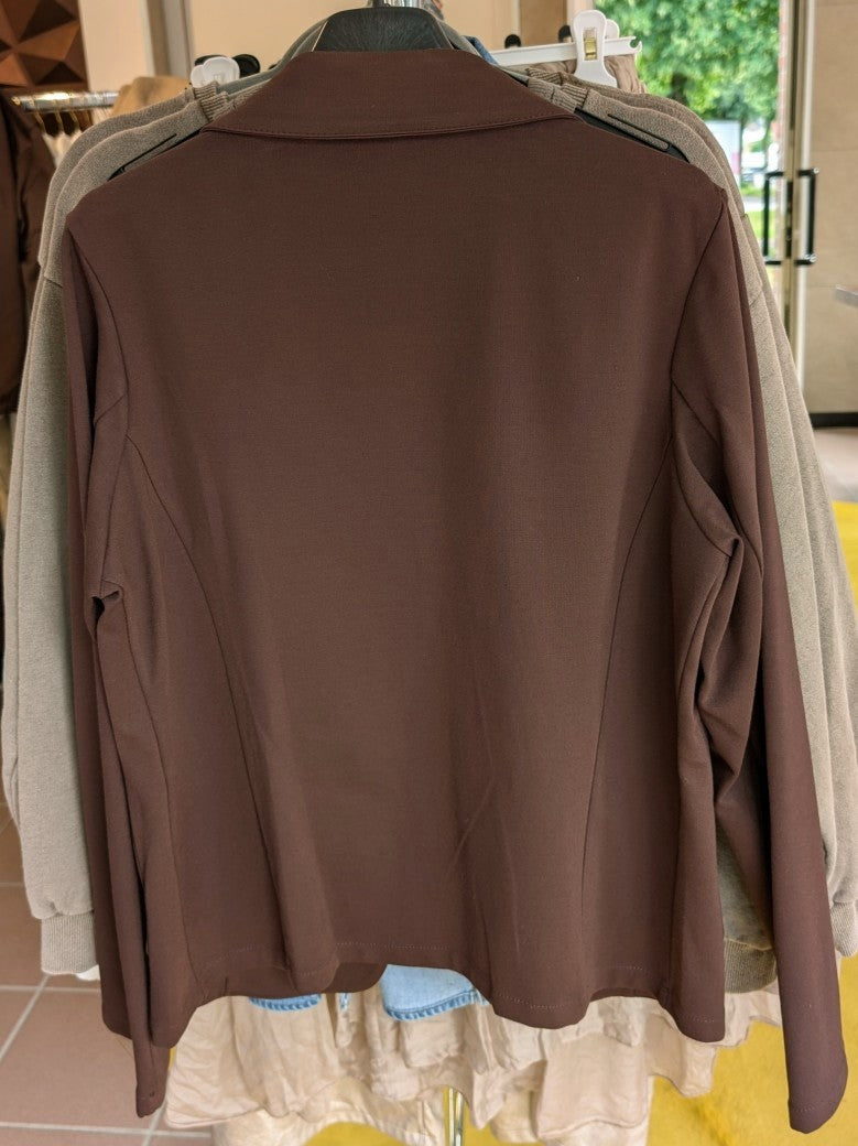 Die elegante Kombi Blazer mit Wide Leg Pants in Braun Moro kombiniert hochwertige Viskose und Nylon für ein angenehmes Tragegefühl und langlebige Qualität!