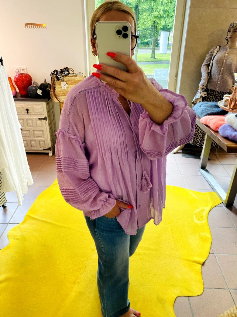 Entdecke die Schönheit des Boho-Stils mit dieser Bluse in Flieder von WIYA. Perfekt für die warmen Monate und für alle, die den lässigen Boho-Look lieben!