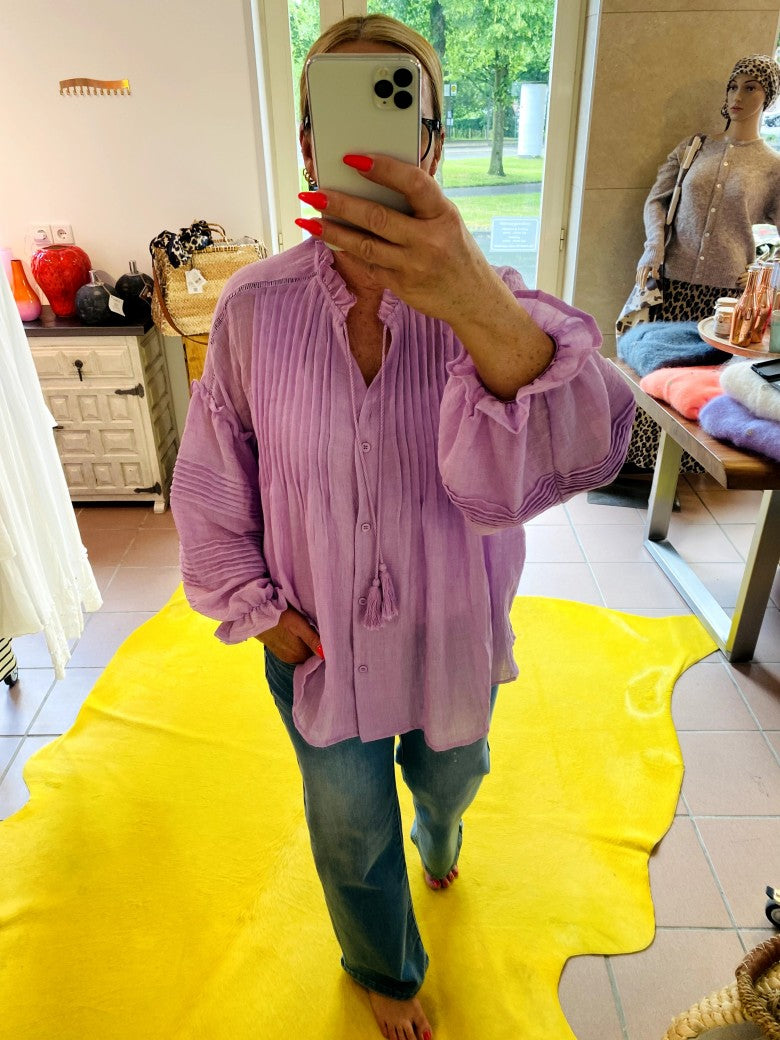 Entdecke die Schönheit des Boho-Stils mit dieser Bluse in Flieder von WIYA. Perfekt für die warmen Monate und für alle, die den lässigen Boho-Look lieben!