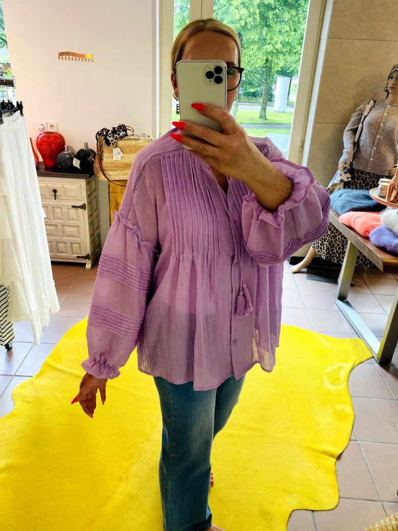 Entdecke die Schönheit des Boho-Stils mit dieser Bluse in Flieder von WIYA. Perfekt für die warmen Monate und für alle, die den lässigen Boho-Look lieben!