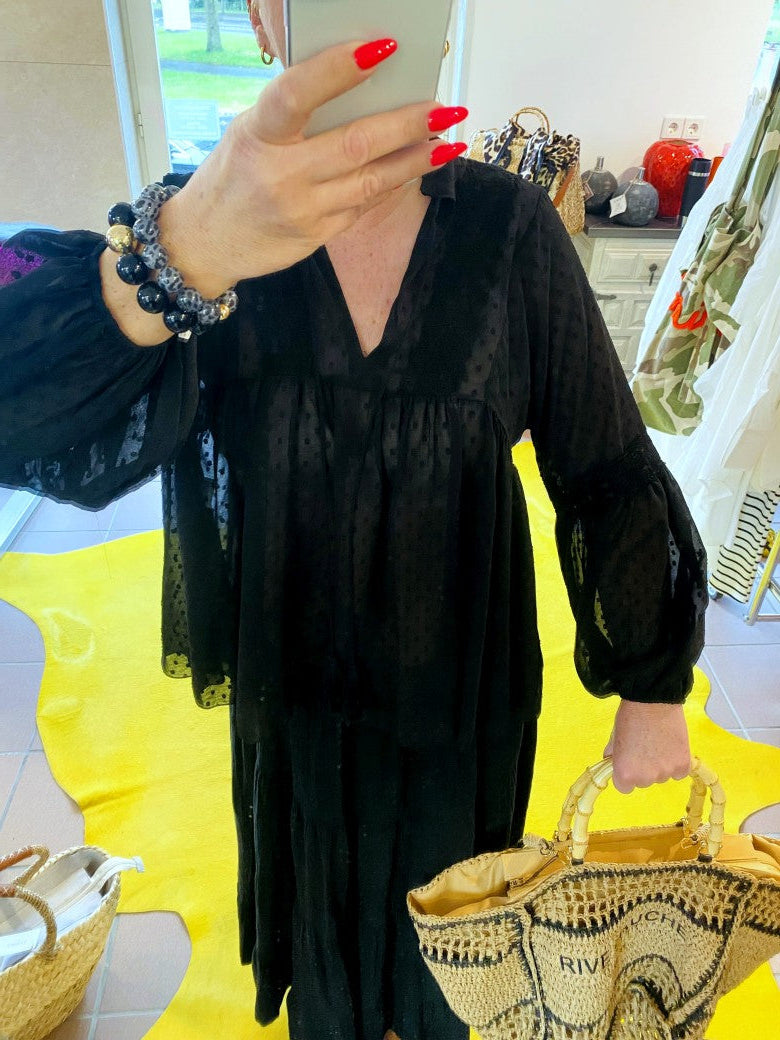 Entdecken Sie unsere verführerische schwarze Boho-Bluse mit halbtransparentem Design, die jedem Outfit einen Hauch von Bohème-Eleganz verleiht!