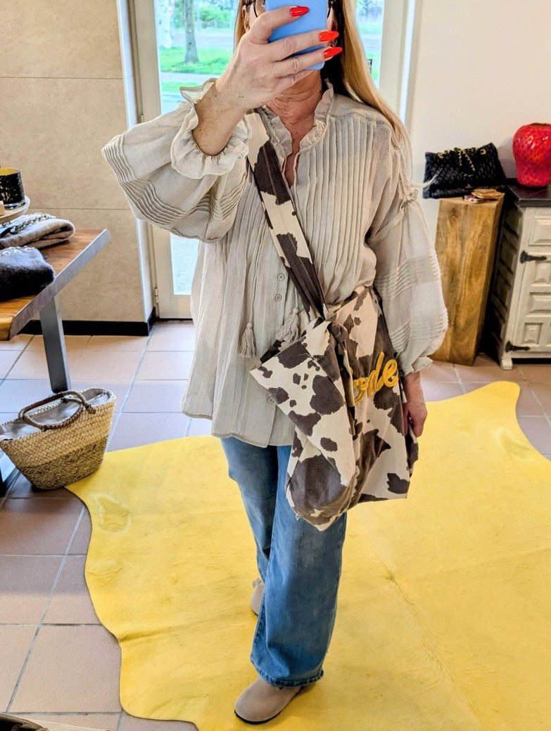 Entdecke die Schönheit des Boho-Stils mit dieser Bluse in Taupe von WIYA. Perfekt für die warmen Monate und für alle, die den lässigen Boho-Look lieben! Shopping Bag Kuhfell LUMINA