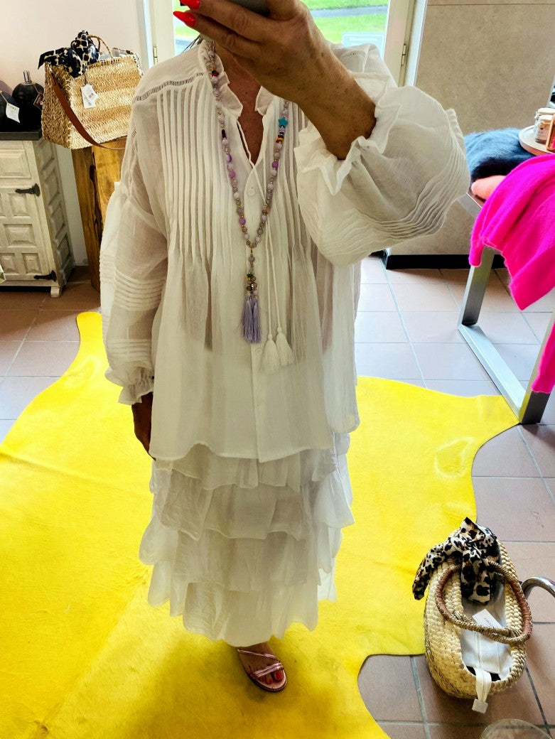Entdecke die Schönheit des Boho-Stils mit dieser Bluse in Weiß von WIYA. Perfekt für die warmen Monate und für alle, die den lässigen Boho-Look lieben!