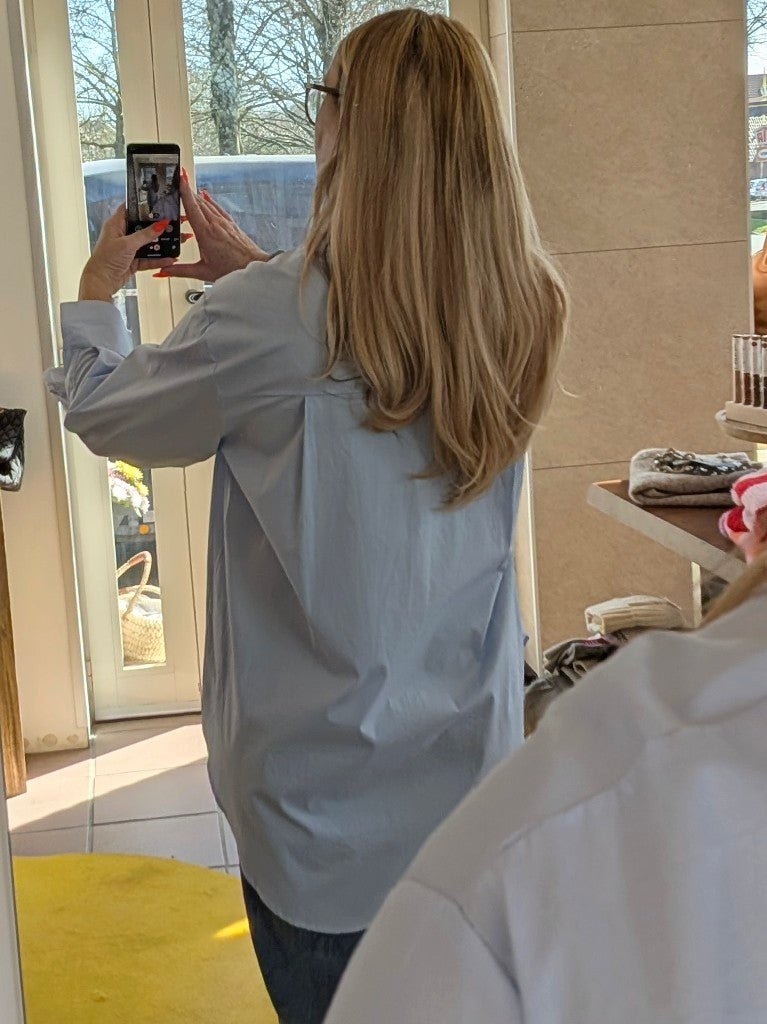 Erwecken Sie Ihren inneren Pariser Chic mit der Bluse von Drole de Copine Paris aus 100% Baumwolle. Verleihen Sie Ihrem Look das gewisse Etwas!