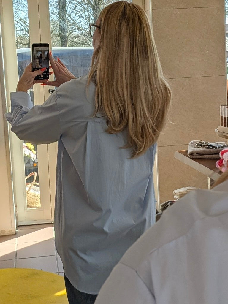 Erwecken Sie Ihren inneren Pariser Chic mit der Bluse von Drole de Copine Paris aus 100% Baumwolle. Verleihen Sie Ihrem Look das gewisse Etwas!
