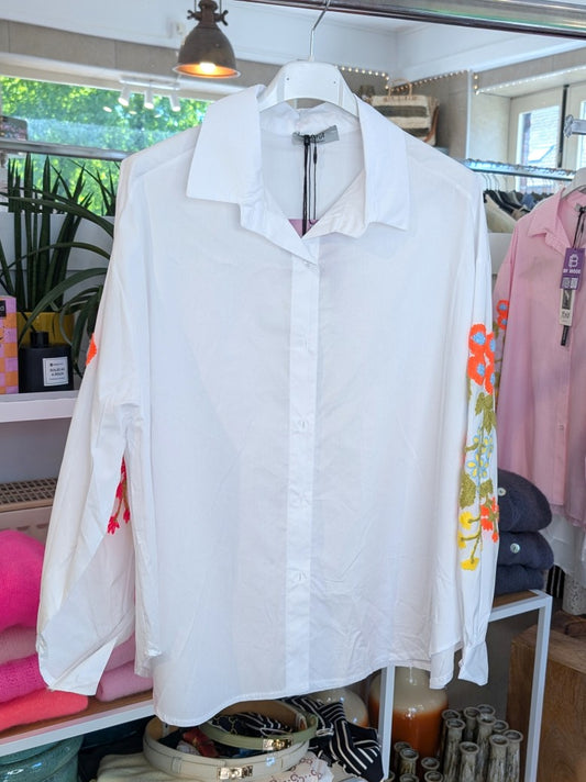 Elegante Bluse aus reiner Baumwolle mit verspieltem Flock Blumenmuster in lebendigen Neonfarben – Orange, Pink, Gelb, Hellblau und Grün auf klassischem Weiß!