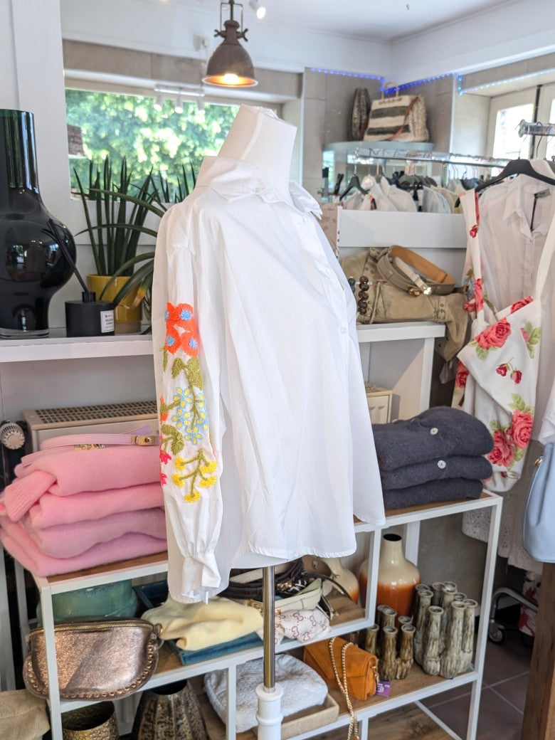 Elegante Bluse aus reiner Baumwolle mit verspieltem Flock Blumenmuster in lebendigen Neonfarben – Orange, Pink, Gelb, Hellblau und Grün auf klassischem Weiß!