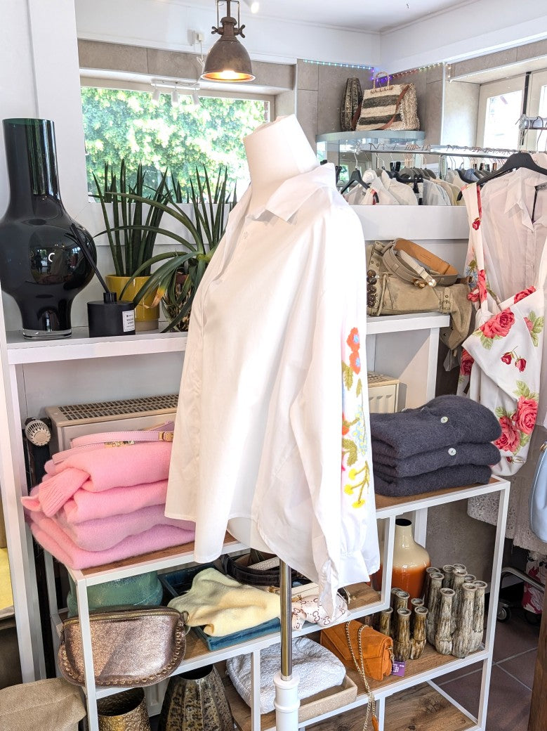 Elegante Bluse aus reiner Baumwolle mit verspieltem Flock Blumenmuster in lebendigen Neonfarben – Orange, Pink, Gelb, Hellblau und Grün auf klassischem Weiß!