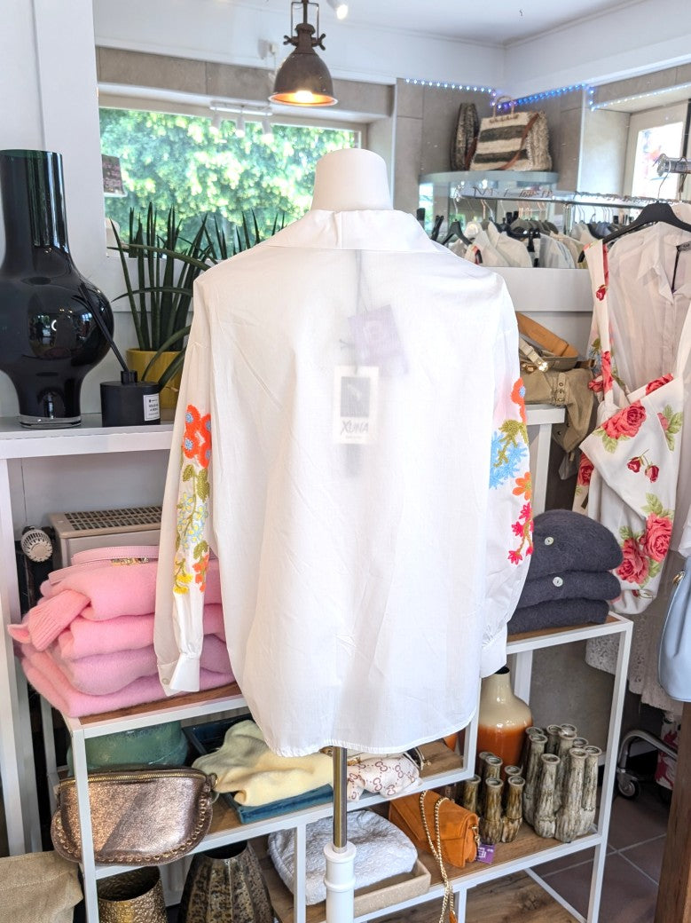 Elegante Bluse aus reiner Baumwolle mit verspieltem Flock Blumenmuster in lebendigen Neonfarben – Orange, Pink, Gelb, Hellblau und Grün auf klassischem Weiß!
