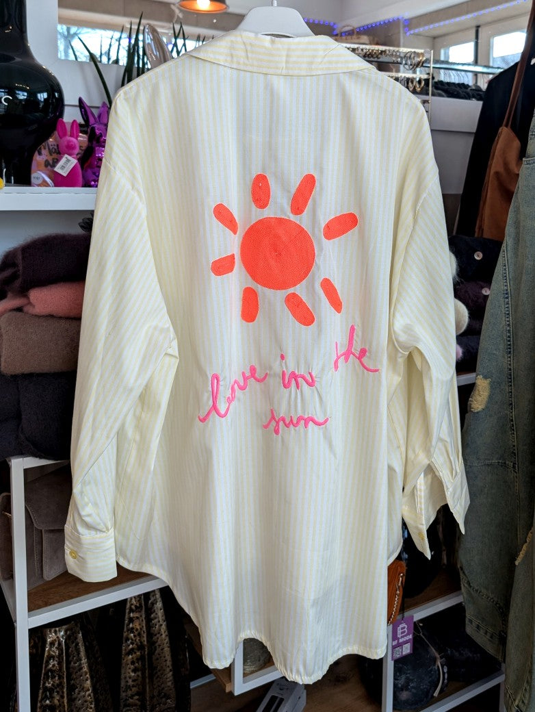 Elegante Streifenbluse in Weiß-Butter-Yellow-Gelb und Backprint-Motiv "Love in the Sun" in Neon Pink Orange - zeitloses Hemd mit modernem verspielten Charakter!