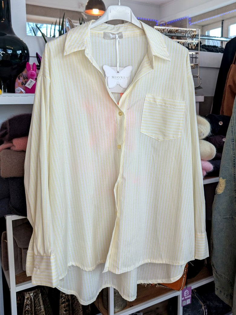 Elegante Streifenbluse in Weiß-Butter-Yellow-Gelb und Backprint-Motiv "Love in the Sun" in Neon Pink Orange - zeitloses Hemd mit modernem verspielten Charakter!