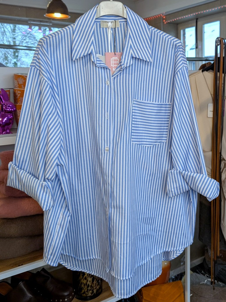 Elegante Streifenbluse mit klassischem Weiß-Hellblau-Muster und Backprint-Motiv "Love in the Sun" - zeitloses Hemd mit modernem verspielten Charakter!