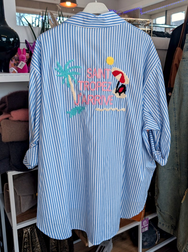 Elegante Streifenbluse mit klassischem Weiß-Hellblau-Muster und Backprint-Motiv "Saint Tropez" Flock Rot - zeitloses Hemd mit modernem verspielten Charakter!