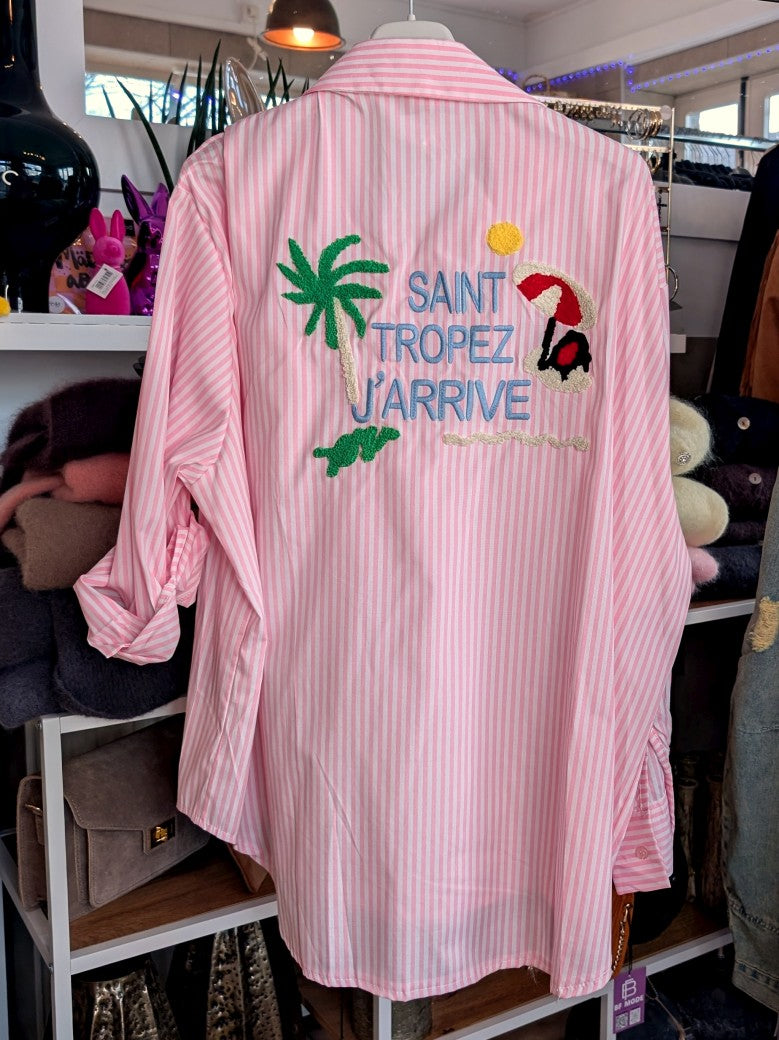 Elegante Streifenbluse mit klassischem Weiß-Rosa-Muster und Backprint-Motiv "Saint Tropez" Flock Rot Blau - zeitloses Hemd mit modernem verspielten Charakter!