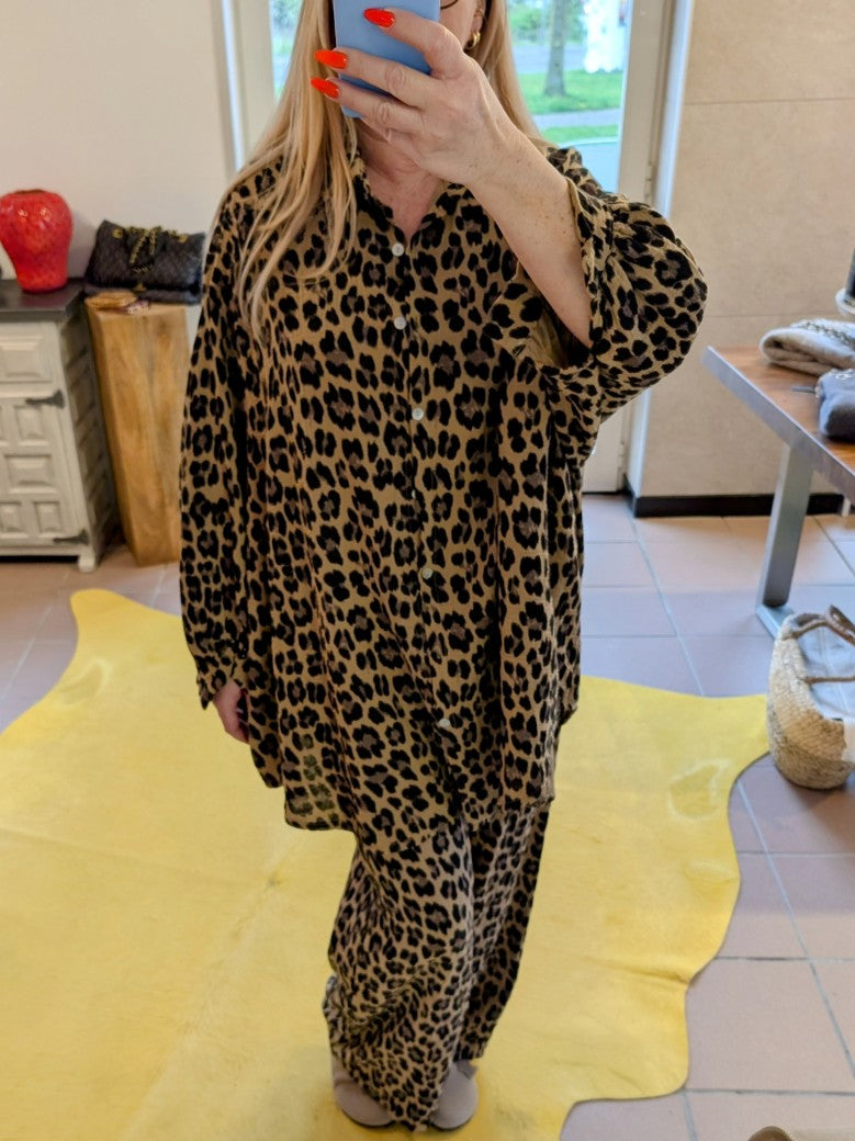 Lebe jeden Tag wie eine Fashionista mit unserer Mousselin Bluse und Hose Leo Braun! Verleihe deinem Outfit einen Wow-Faktor und fühle dich selbstbewusst inspiriert.