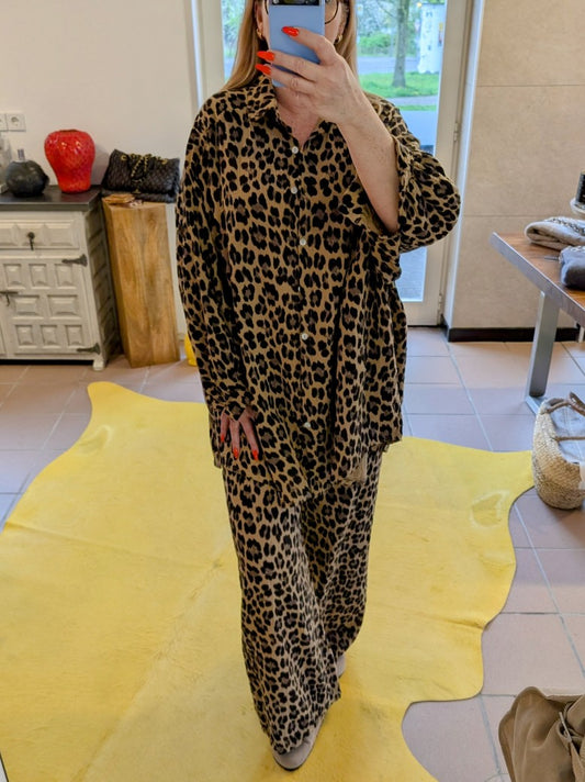 Lebe jeden Tag wie eine Fashionista mit unserer Mousselin Bluse und Hose Leo Braun! Verleihe deinem Outfit einen Wow-Faktor und fühle dich selbstbewusst inspiriert.